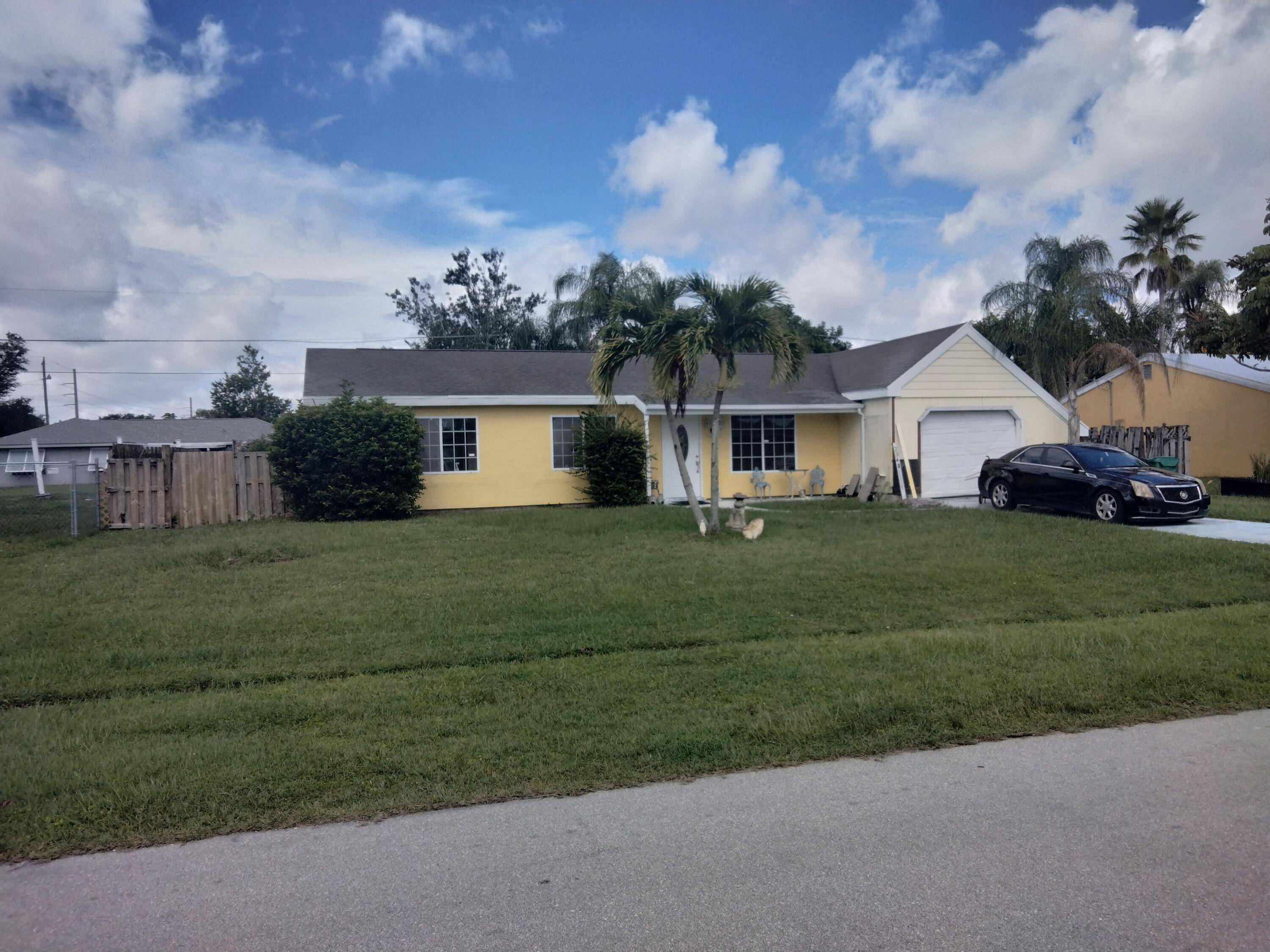 Charming 3 Bedroom, 2 Bathroom Pool Home Near the Heart of the City !