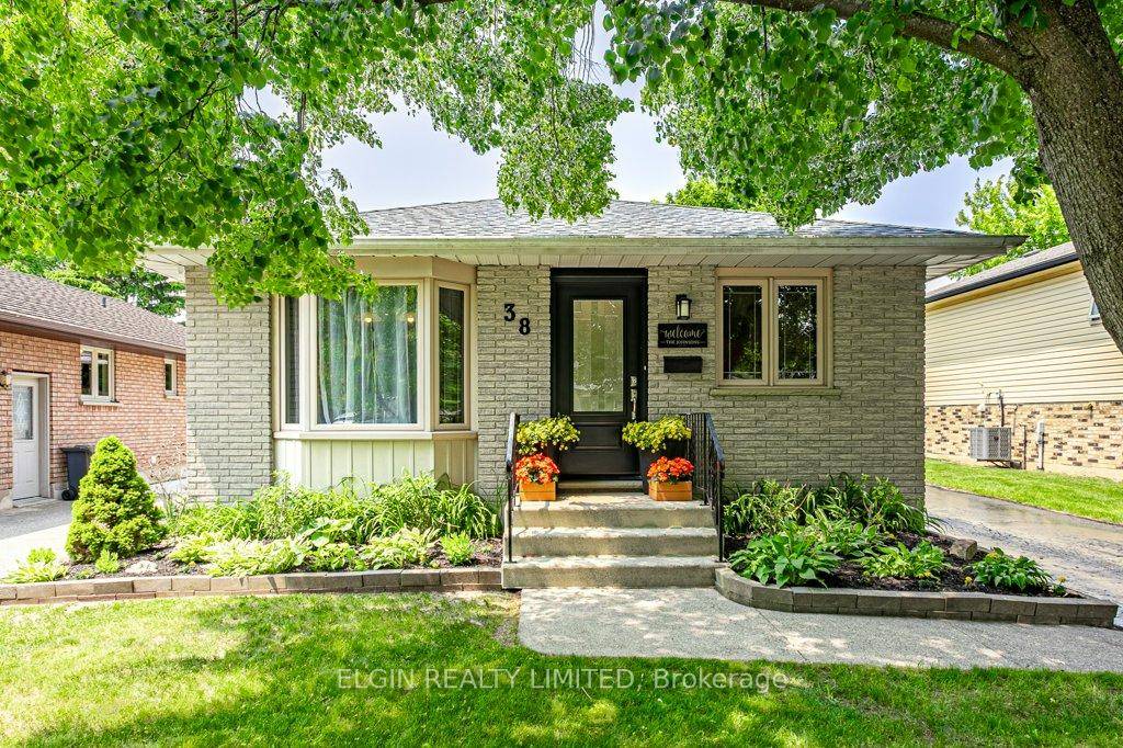 This is the ultimate 3 bedroom bungalow for first time buyers, those looking to downsize, or any small family seeking something different !