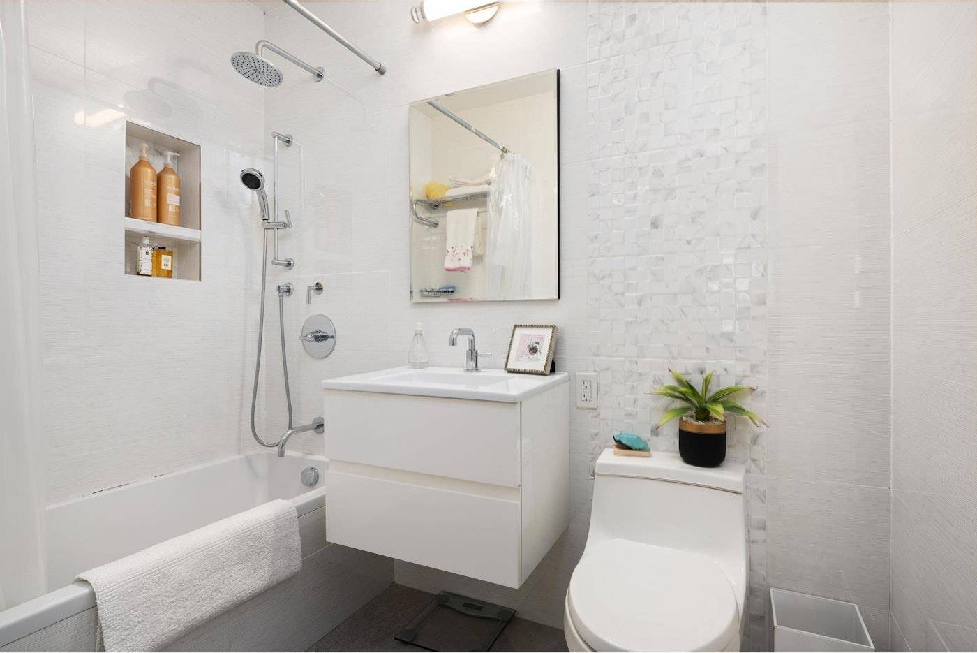 Welcome home to Residence 3R at the Amherst Cooperative at the corner of East 74th Street and 1st Avenue.