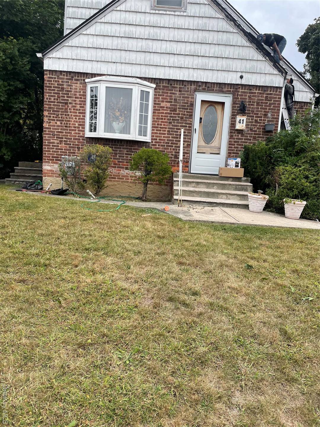 A beautiful house in the heart of Elmont which features 3 bedrooms and 2 full bathrooms with a beautiful backyard.