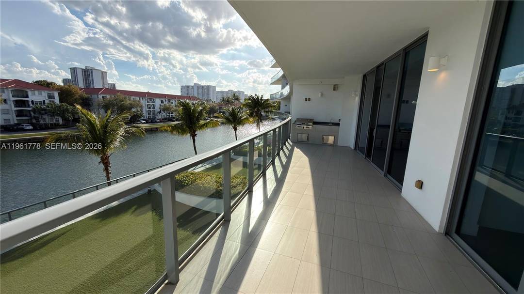 Echo Aventura, designed by architect Carlo Ott, features extra large units with private elevators and oversized balcony terraces with grills.