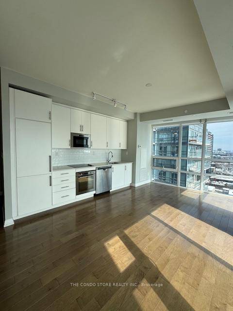 This Chic And Modern Sun Filled 1 Bdrm Media Rm With 9Ft Ceilings !