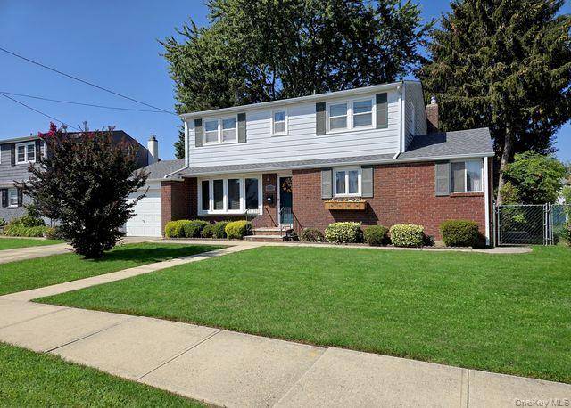 This 5 bedroom 2 full bath Split features Eat in Kitchen, Formal Dining Room, amp ; Formal Living Room.