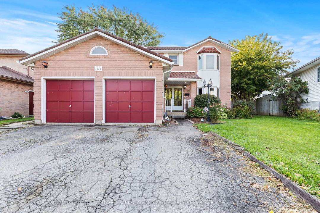 LARGE EXECUTIVE STYLE 2 STOREY HOME IN A VERY QUIET NORTH WELLAND NEIGHBOURHOOD.