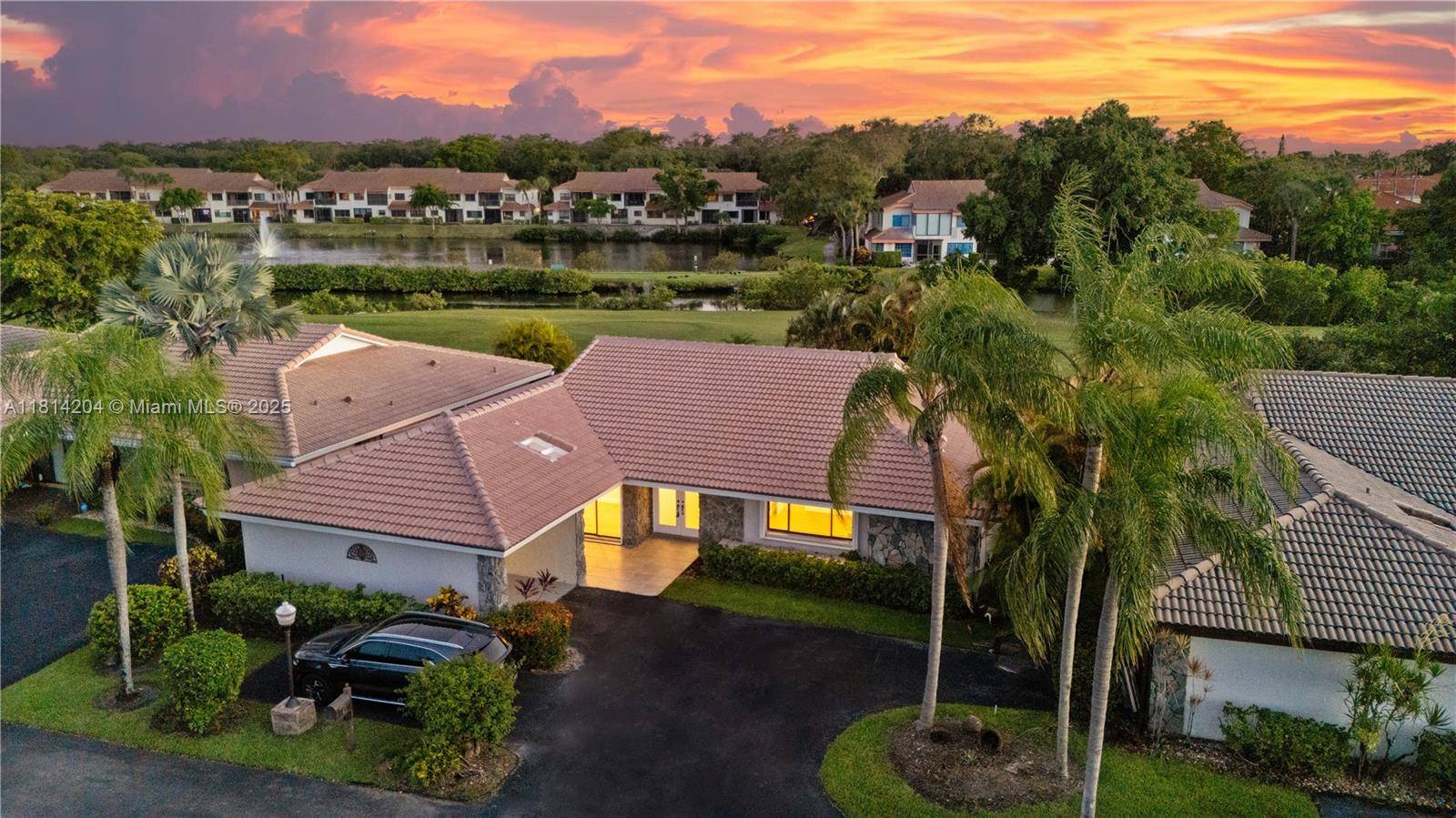 Completely Renovated Villa in the Prestigious Villa Residences of Emerald Hills Discover this beautifully updated detached villa located in the exclusive, gated community of The Villa Residences at Emerald Hills.