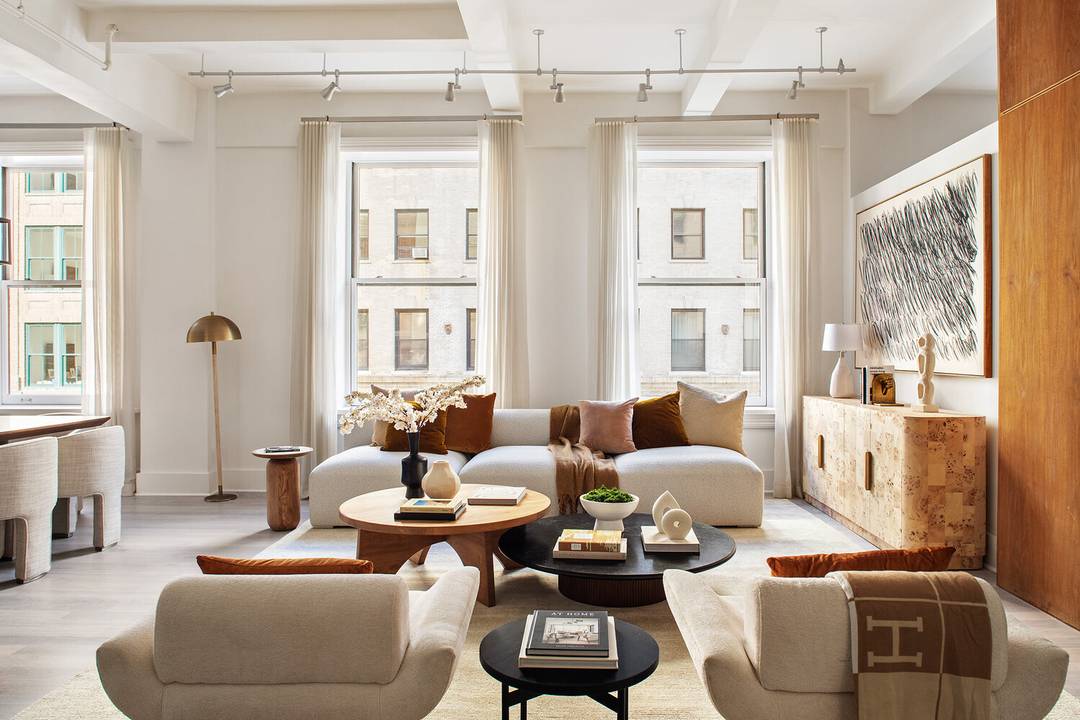 Recently Renovated Elegant 3 Bedroom with Den and Designer Finishes Welcome to this stunning three bedroom, two and a half bath residence in the heart of Tribeca, offering approximately 2, ...