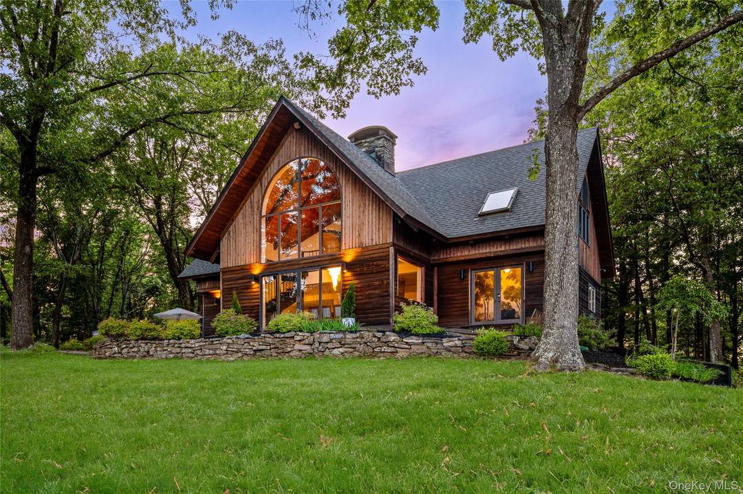 Perched above Kingston yet just steps from the city s vibrant heart, this Art Deco inspired residence is a rare fusion of glamour and nature.