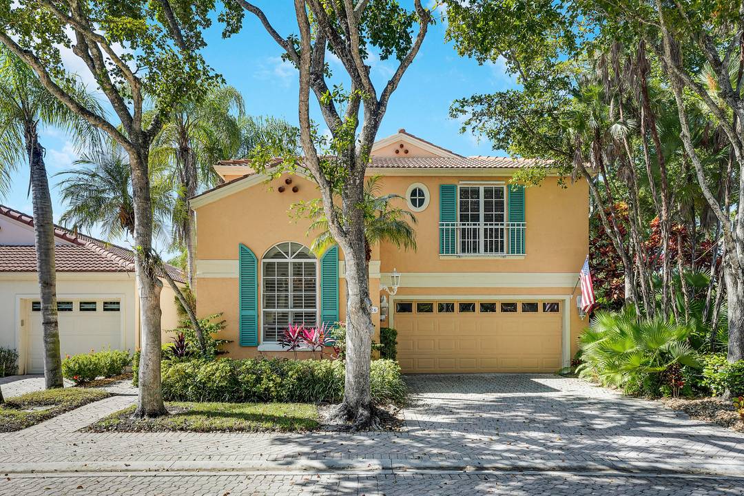 Welcome to this beautifully renovated single family home in the desirable Villa d'Este community within PGA National, Palm Beach Gardens, FL.