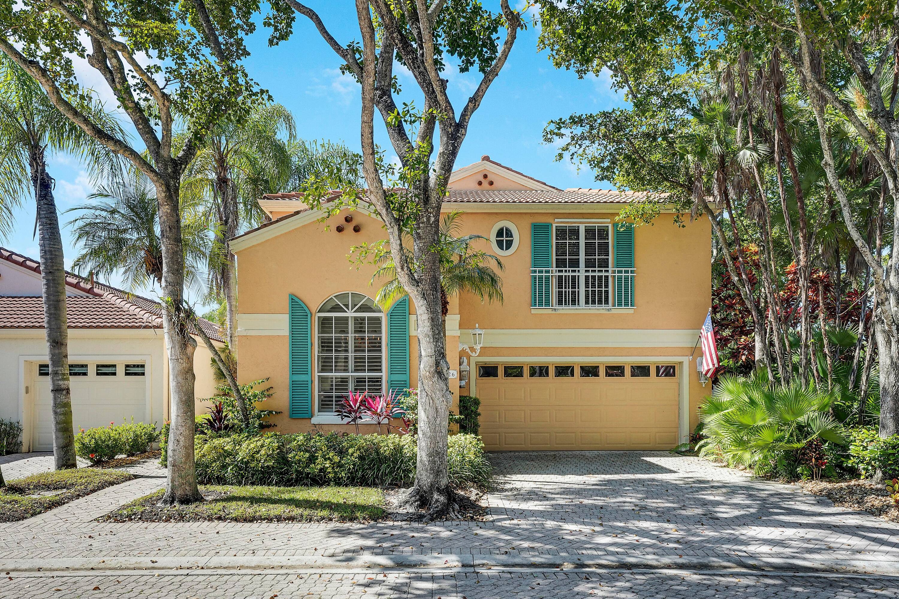 Welcome to this beautifully renovated single family home in the desirable Villa d'Este community within PGA National, Palm Beach Gardens, FL.