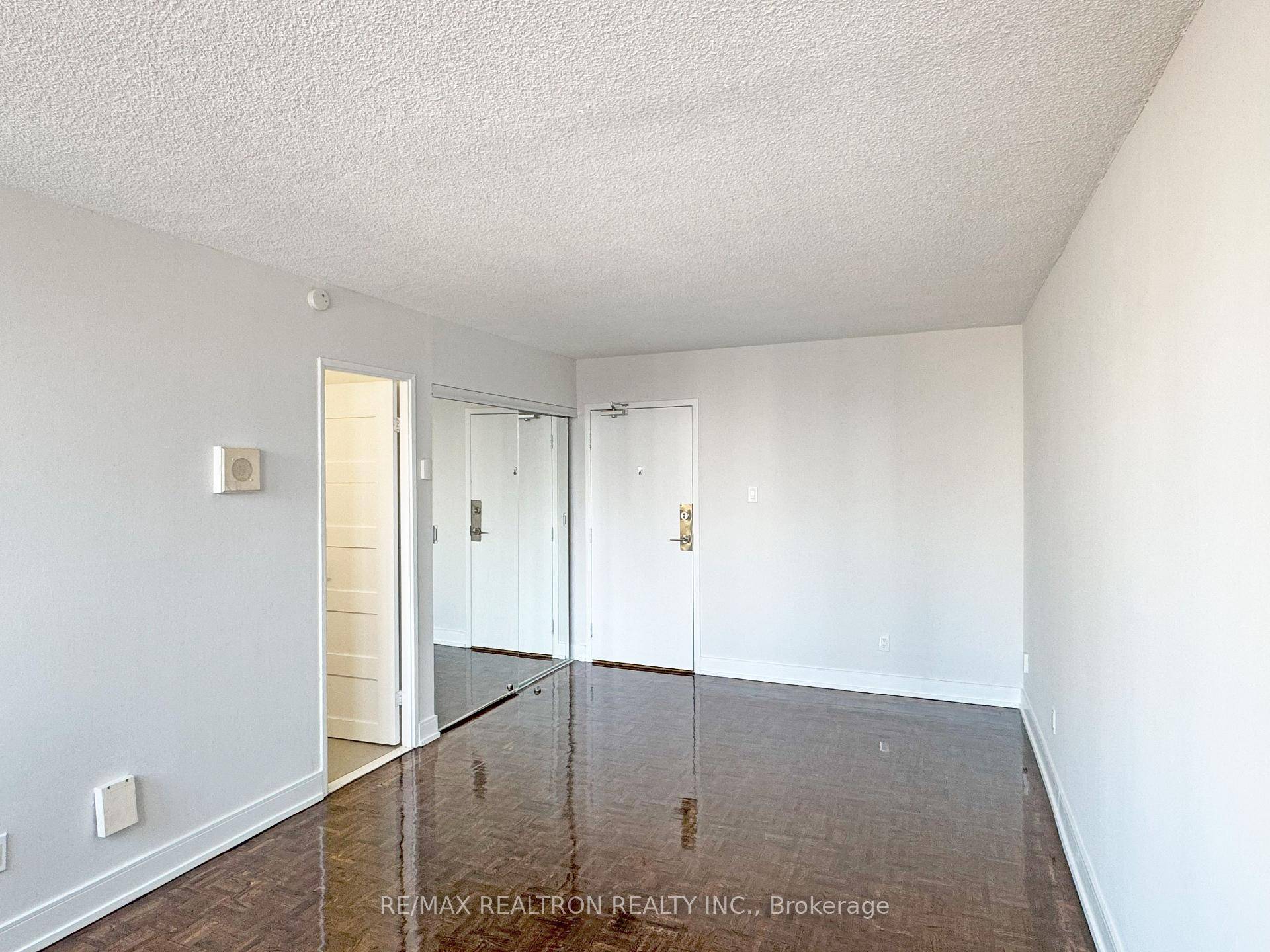One month free rent on a 12 month lease Discover urban living at its finest with this gorgeous apartment at 33 Isabella St, perfectly located in the heart of the ...