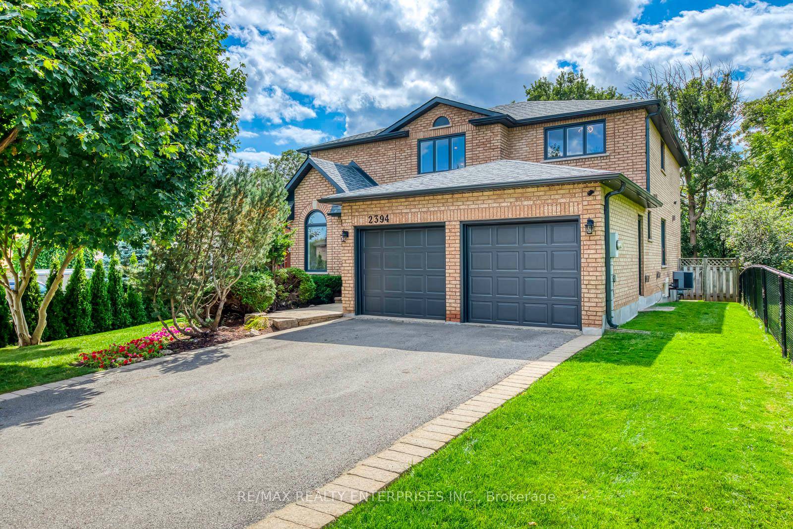 Stunning, Executive, 4 Bedroom, 4 Bathroom Family Home in SE Oakville, located in the top ranked school district of St.