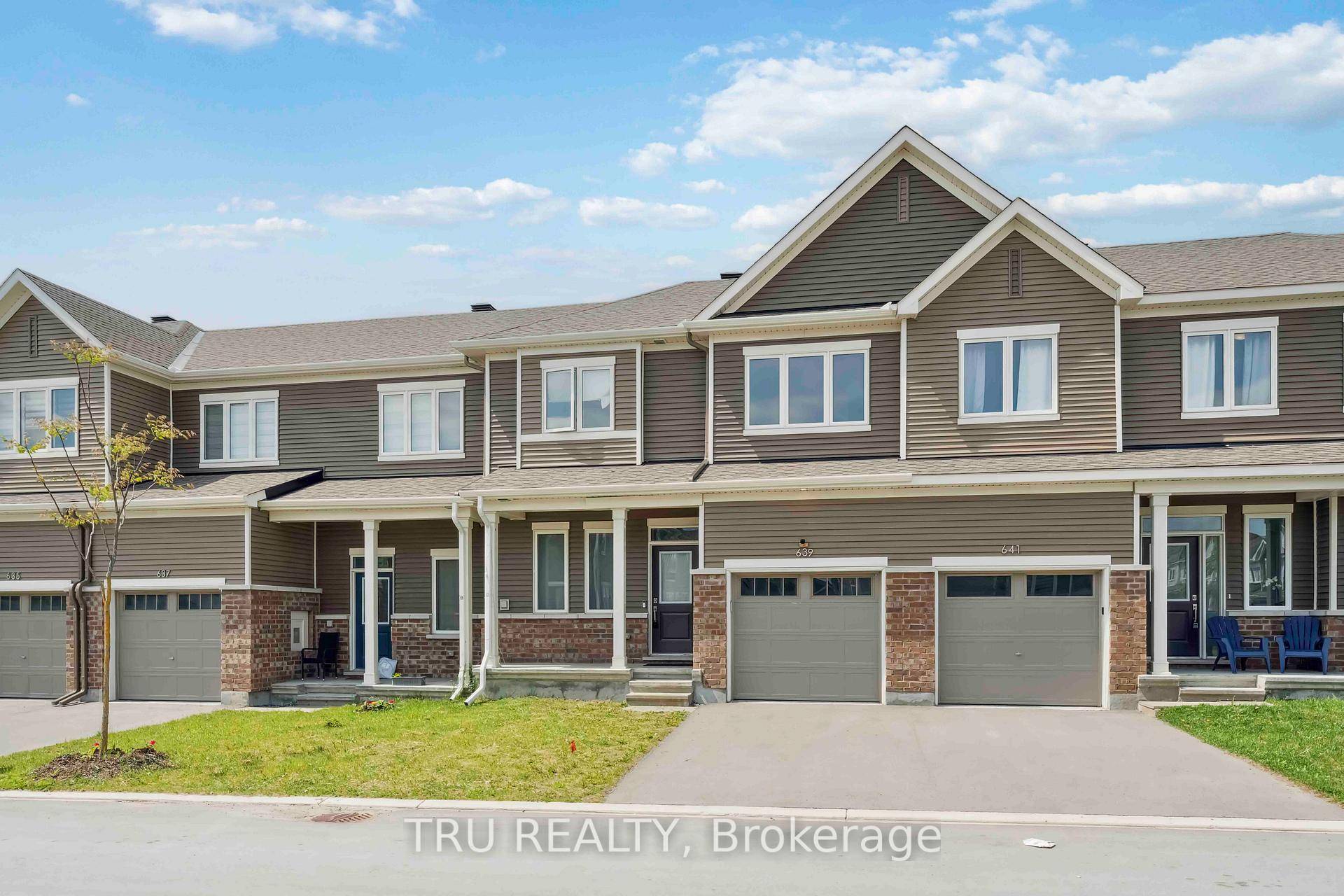 Welcome to this beautifully upgraded executive Caivan townhouse with 25' frontage, offering 3 bedrooms and 3 bathrooms across thoughtfully designed living space.