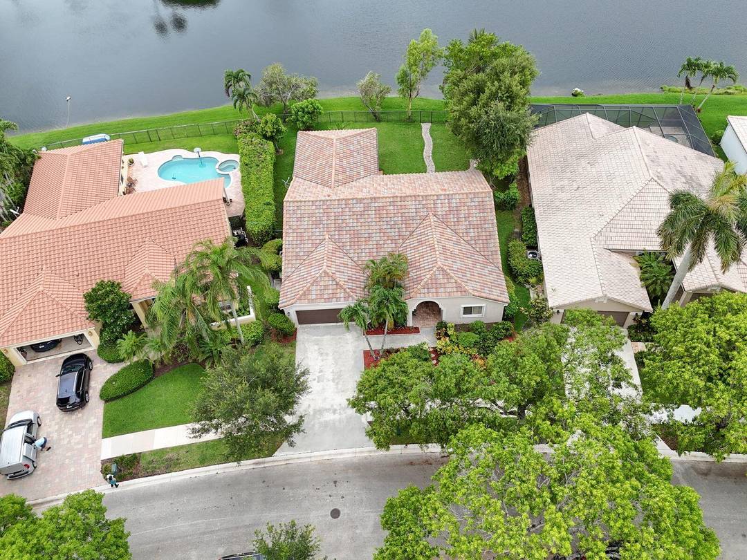 Beautiful home in the quiet Weston community of Waterford Landing, a gated community located a short distance from the vibrant Weston Town Center featuring restaurants, shops and more.