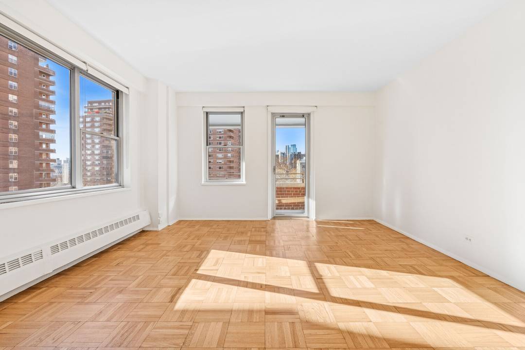 High floor two bed, one bath, with balcony amp ; views of downtown Manhattan, including One World Trade Center, the Woolworth Building, and the East River, L 902 offers a ...
