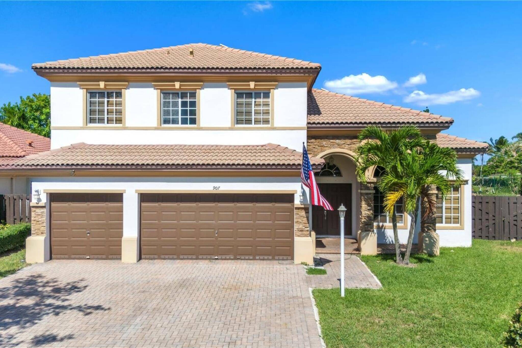 Welcome to this exceptional waterfront property !