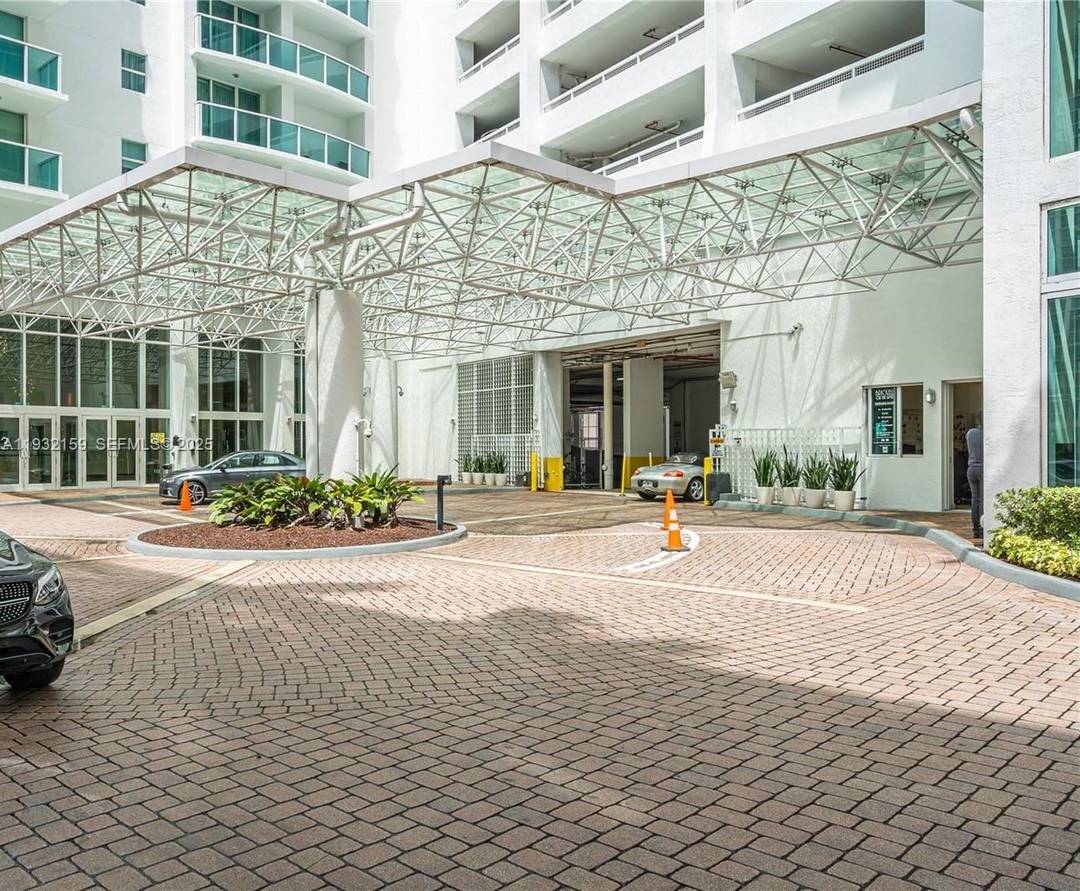 Experience waterfront living at Brickell on the River from this 19th floor, 2 bedroom, 2 bath residence featuring stunning Miami River views.