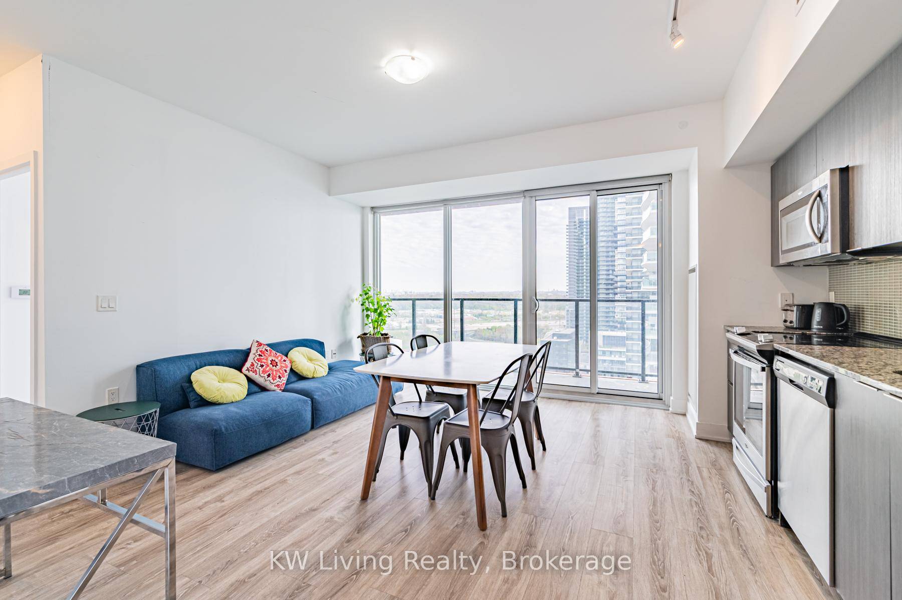 Beautiful 2 bedroom condo 677sqf north east facing, amazing view of lake of ontario !