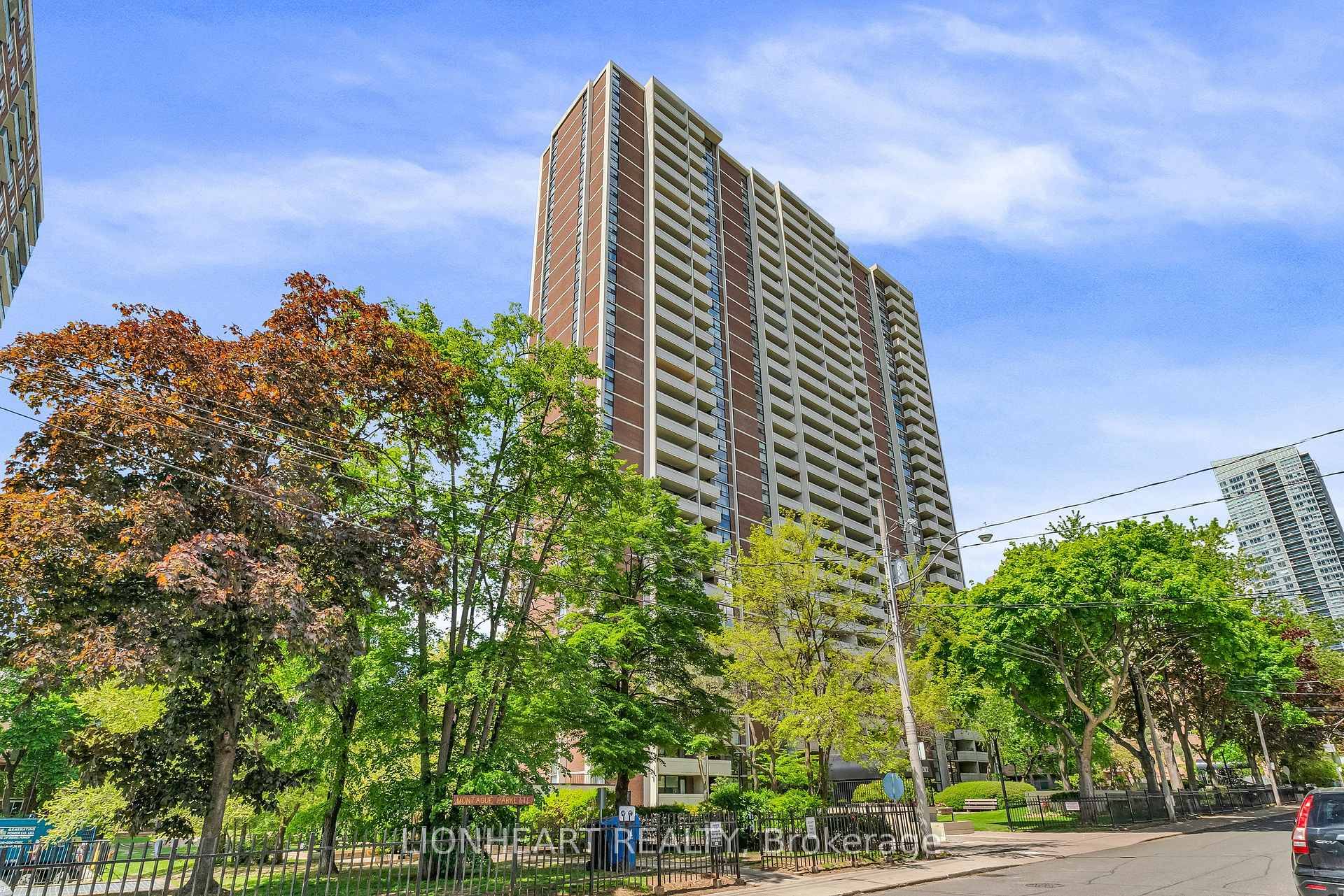 I'm excited to share this fantastic bachelor unit that's perfect for anyone looking to enjoy downtown living or be close to campus as a Pied A Terre.