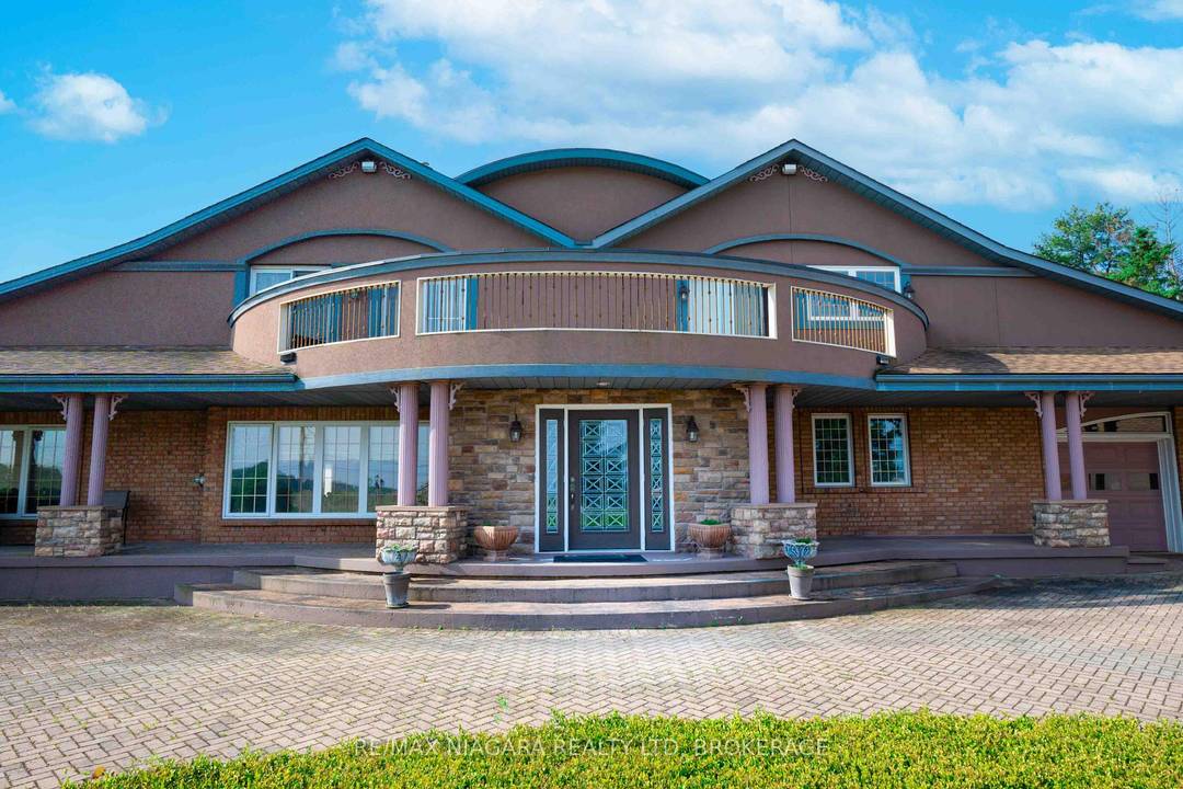 An Unparalleled Estate of Elegance and Prestige !