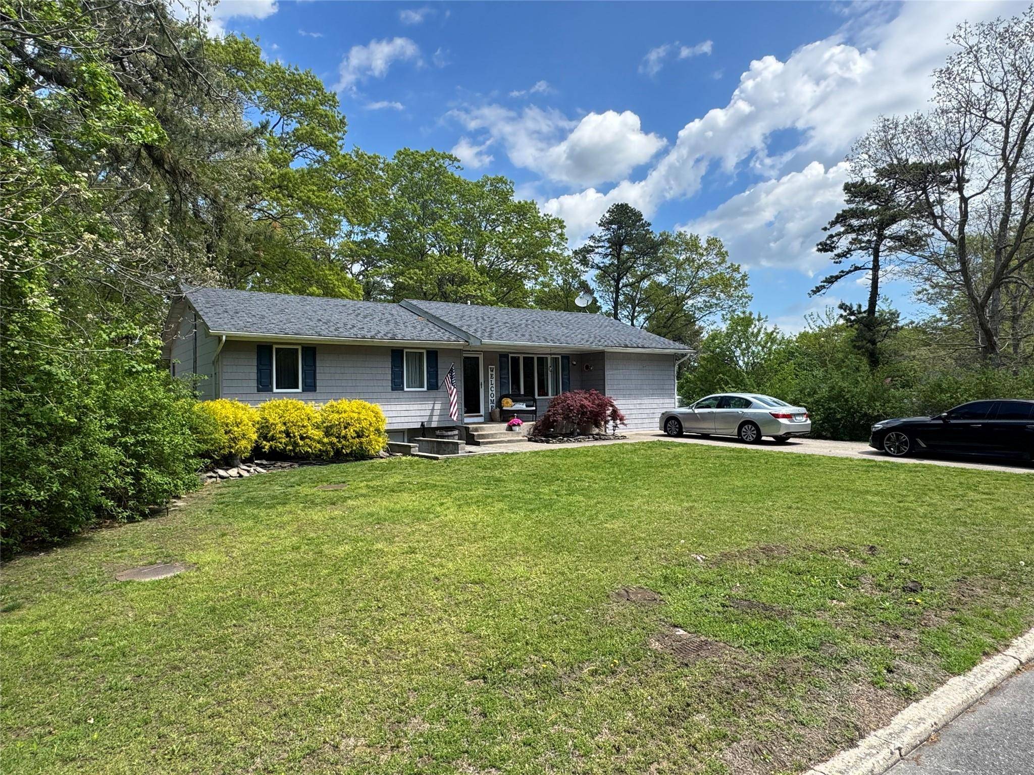 3 Bedroom 2 bath Ranch on a 1 acre flat Lot, Large EIK w.