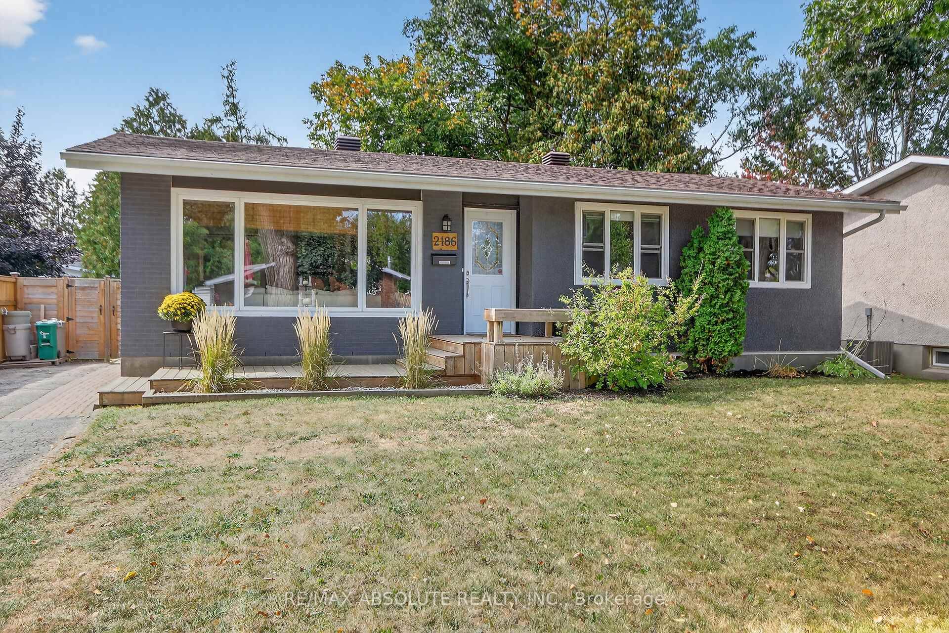 Charming 2 1 Bedroom Bungalow in Hawthorne Meadows !