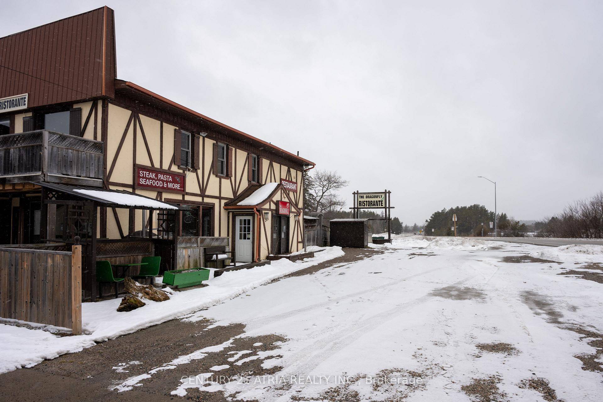 Unlock endless potential with this versatile property, ideal for investors or entrepreneurs !