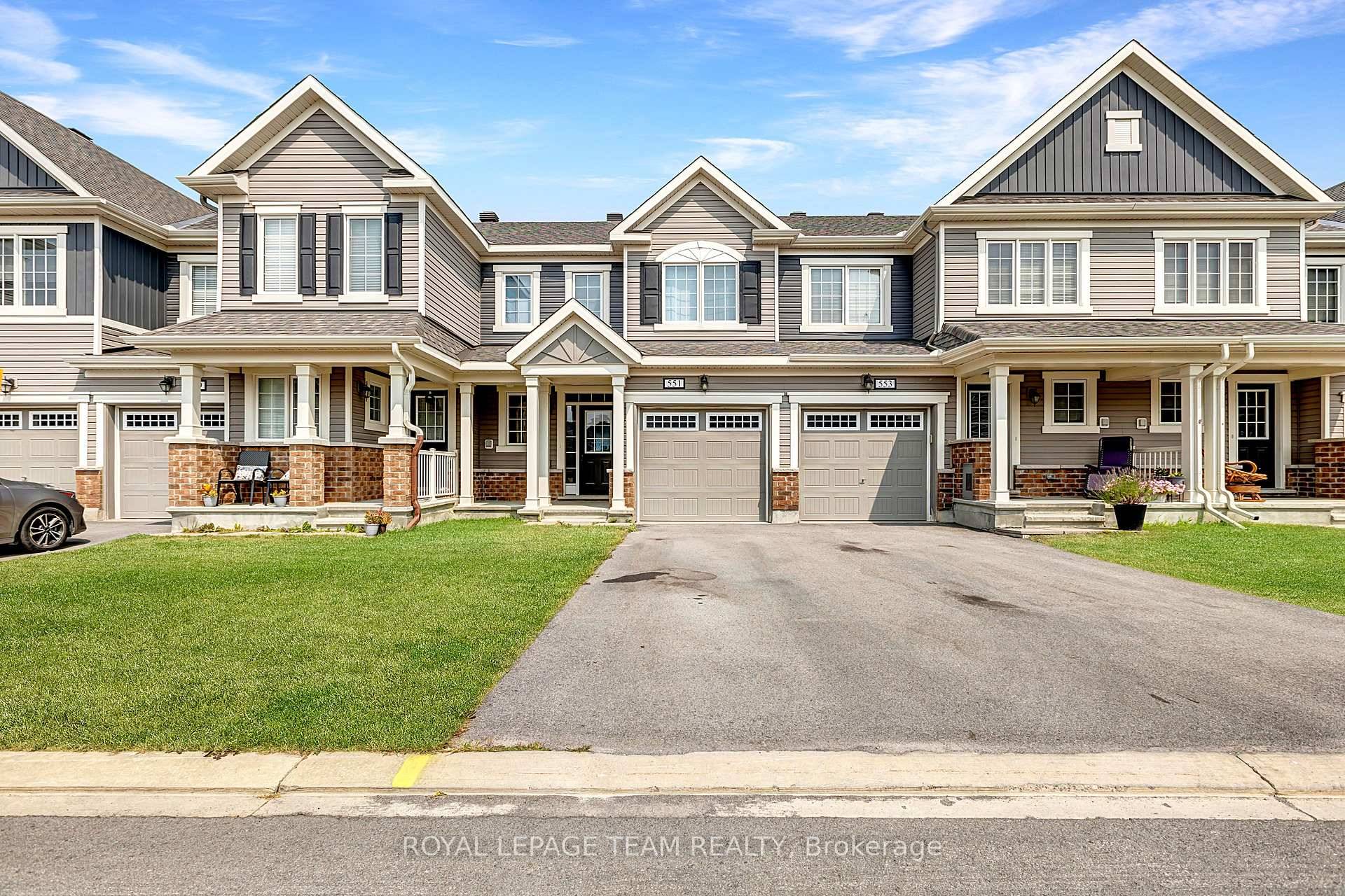 This beautiful two storey townhome with 9' ceilings on the main floor features 3 bedrooms and 2.