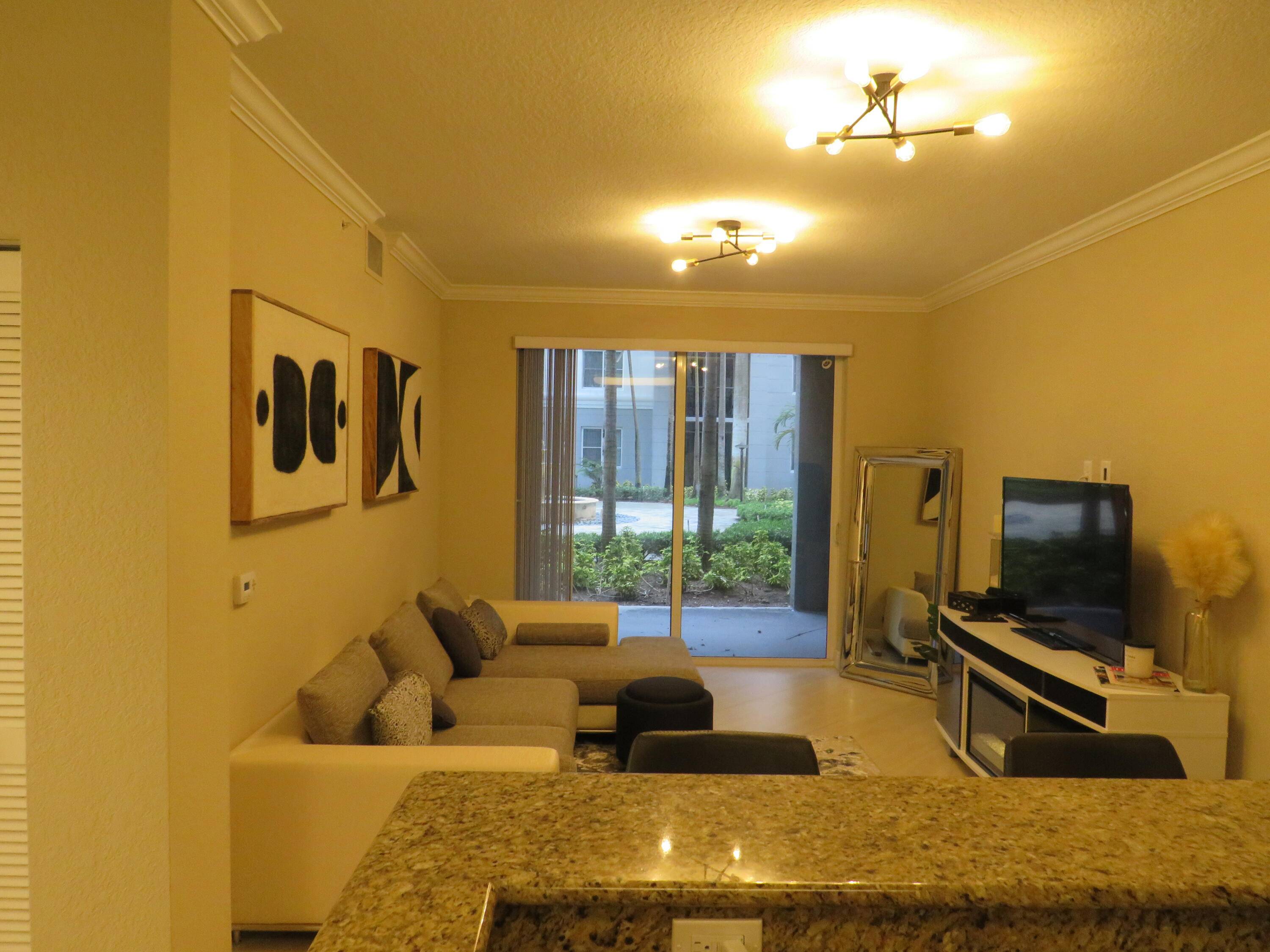 Beautiful 1 1 in the heart of Boynton Beach.
