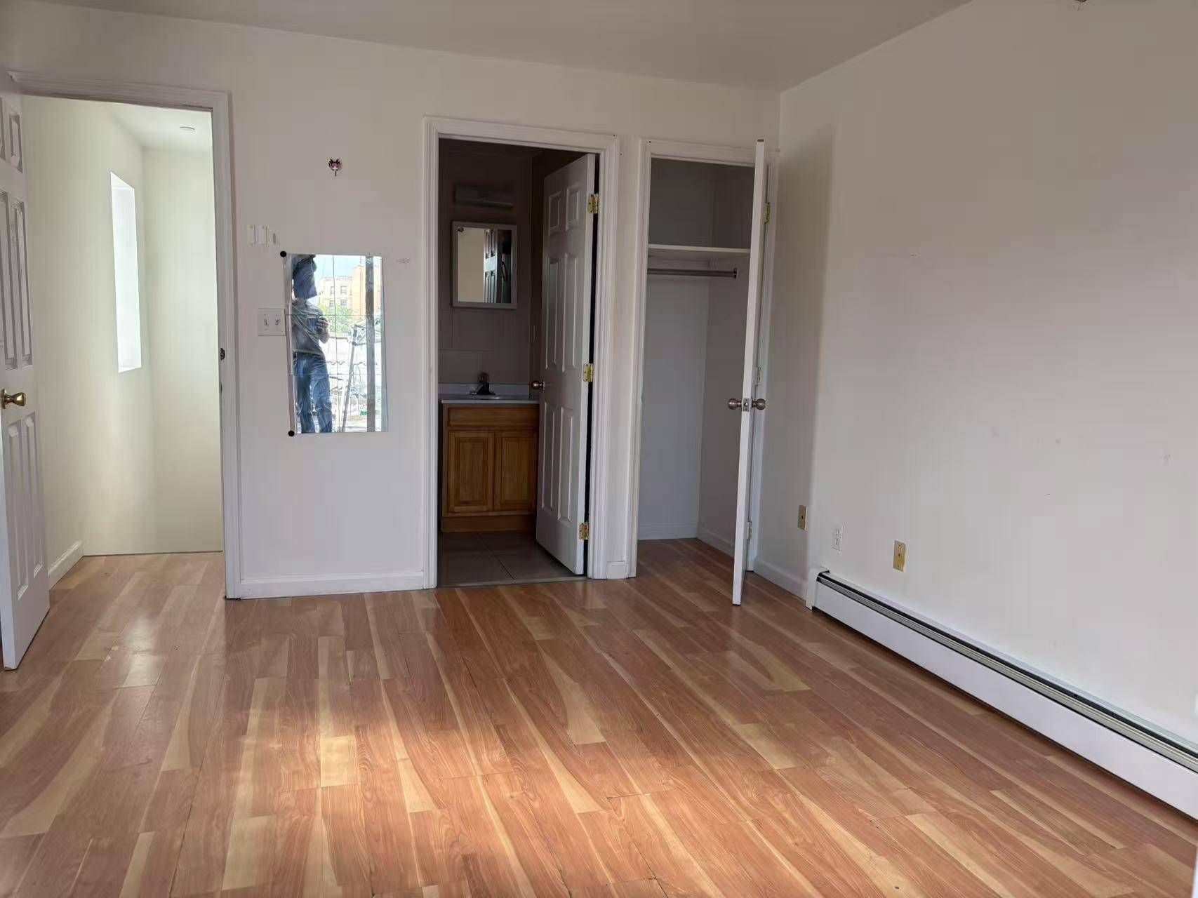 ? Flushing core hot property Two bedrooms, two bathrooms, fully bright, suitable for self use investment win win layout !