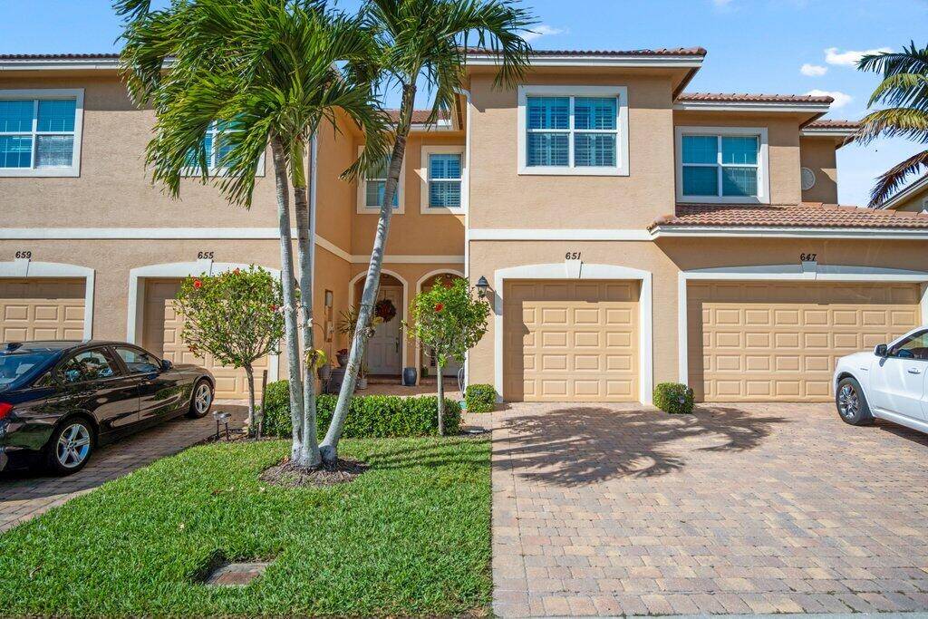 Gorgeous 3 BR, 2. 5 BA, 1 car garage on tranquil Riverfront lot !