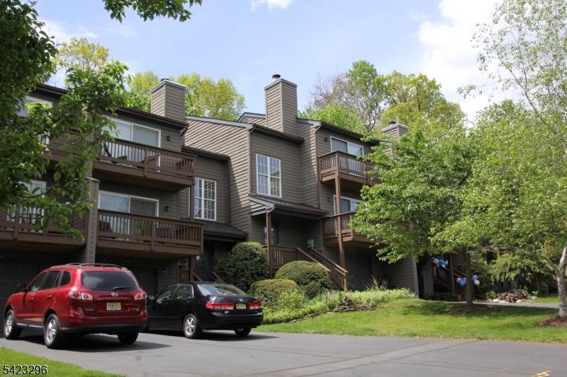 Welcome to the beautiful 2 bedroom townhome sitting at one of the best locations in Montgomery Woods.