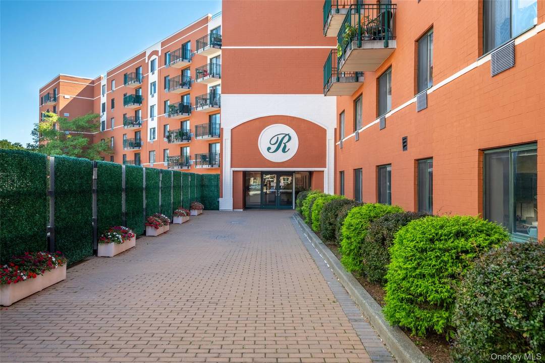 Welcome to The Regatta ! Embrace the vibrant downtown Mamaroneck lifestyle from this exceptional 2 Bedroom, 2 Bath condo.