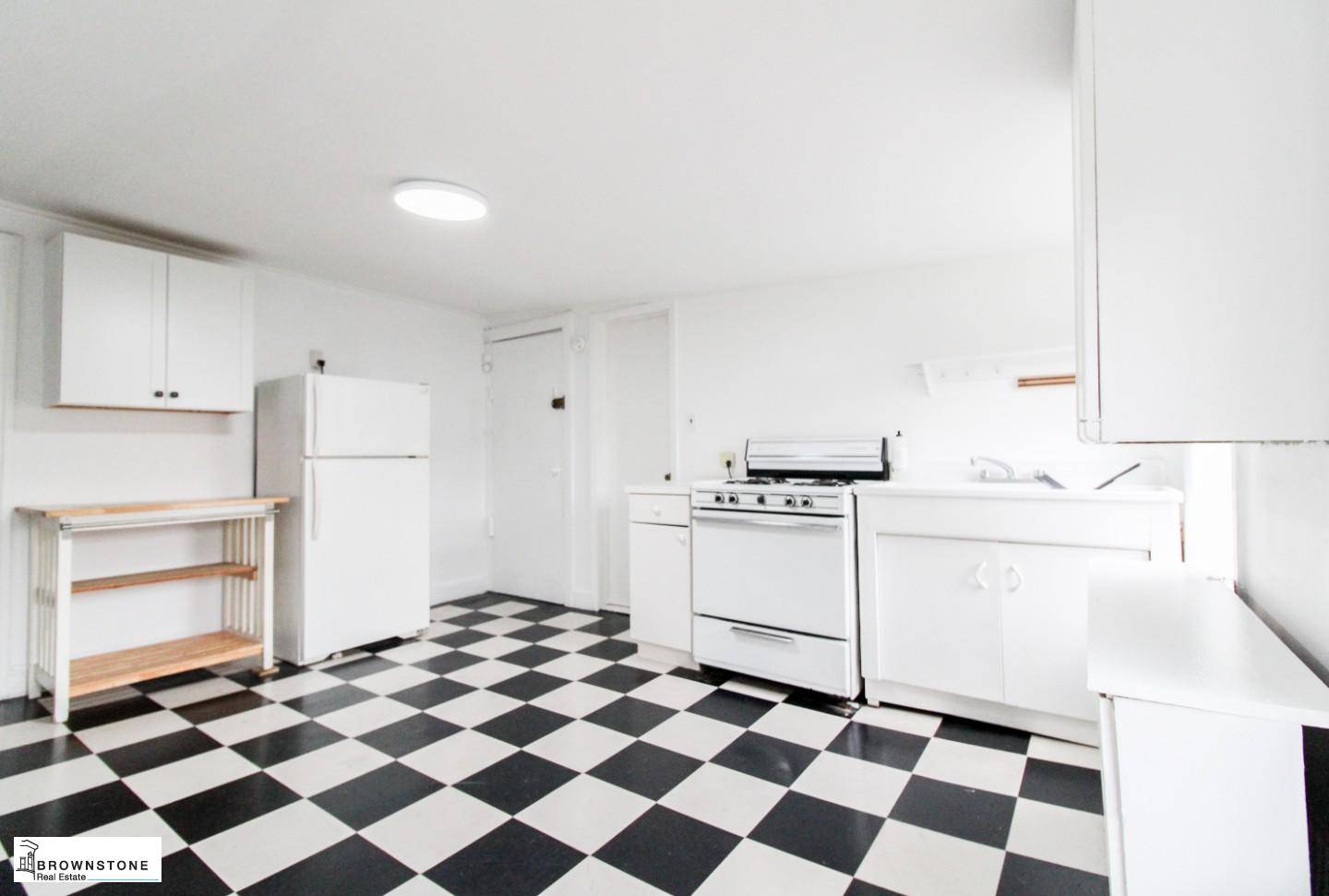 4 at 277 Warren Street is a bright and sunny, top floor apartment with a warm and inviting charm !