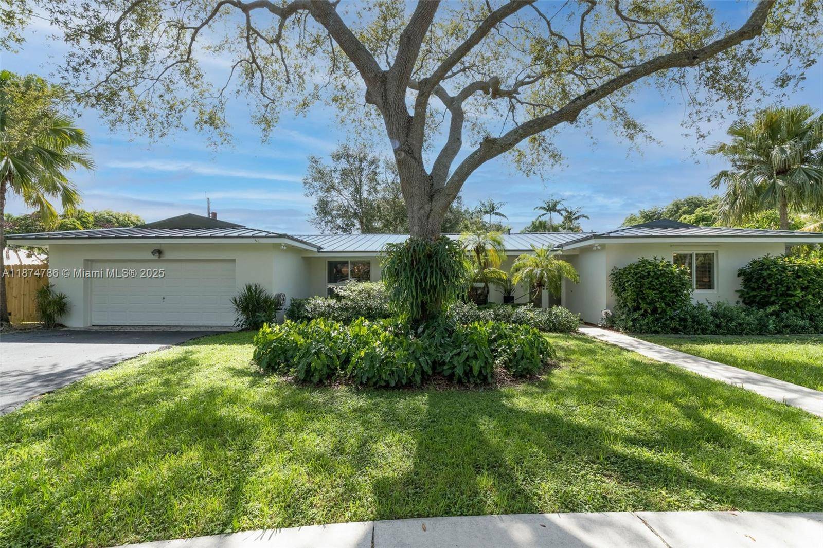 Gorgeous 4 bdrm, 2 bath home on a spectacular oversized lot in Palmetto Bay.