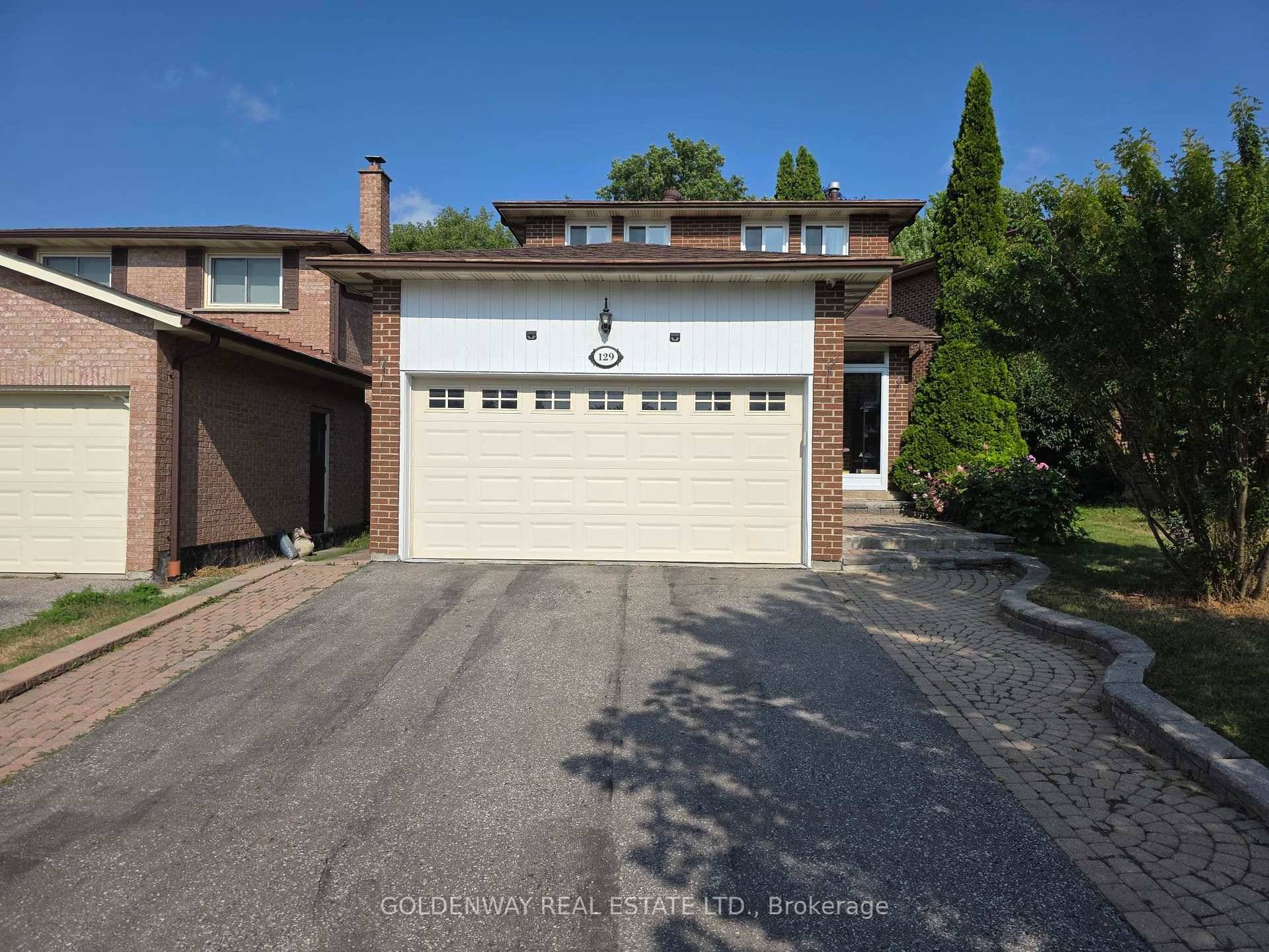 Highly Sought After NeighboFrhood Of Sherwood Amberglen, Custom made Staircase Lift, Quality Built Home, 3 1 Bedroom.