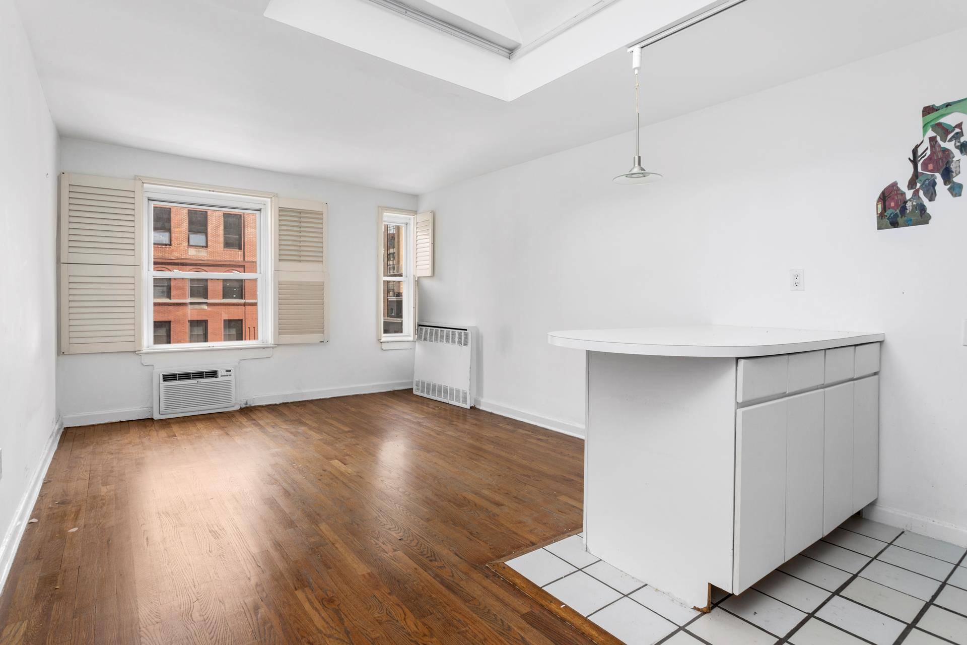 Welcome to 151 East 20th, Unit 5F.