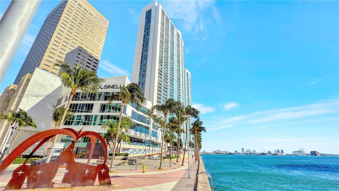 Stunning 2BR 2BA bayfront condo in a full service, resort style building in downtown Miami !