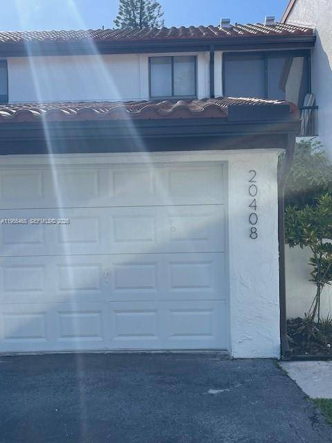 DEL VISTA TOWNHOUSE LARGEST TOWNHOUSE IN COMMUNITY 3 BEDROOMS TWO AND A HALF BATHROOMS WITH VIEW OF THE BEAUTIFUL TURNBERRY GOLF COURSE.