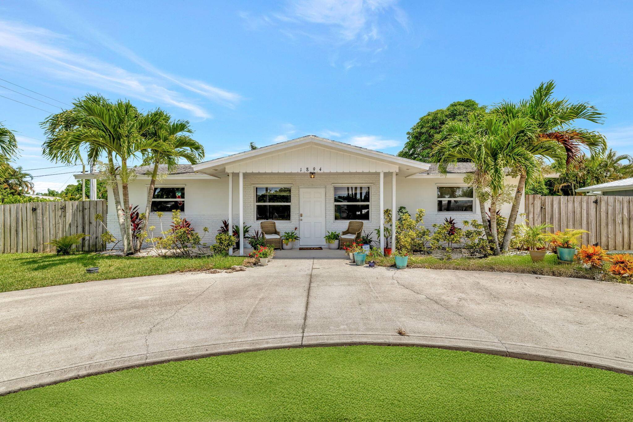 Welcome to your dream home in the heart of Stuart !