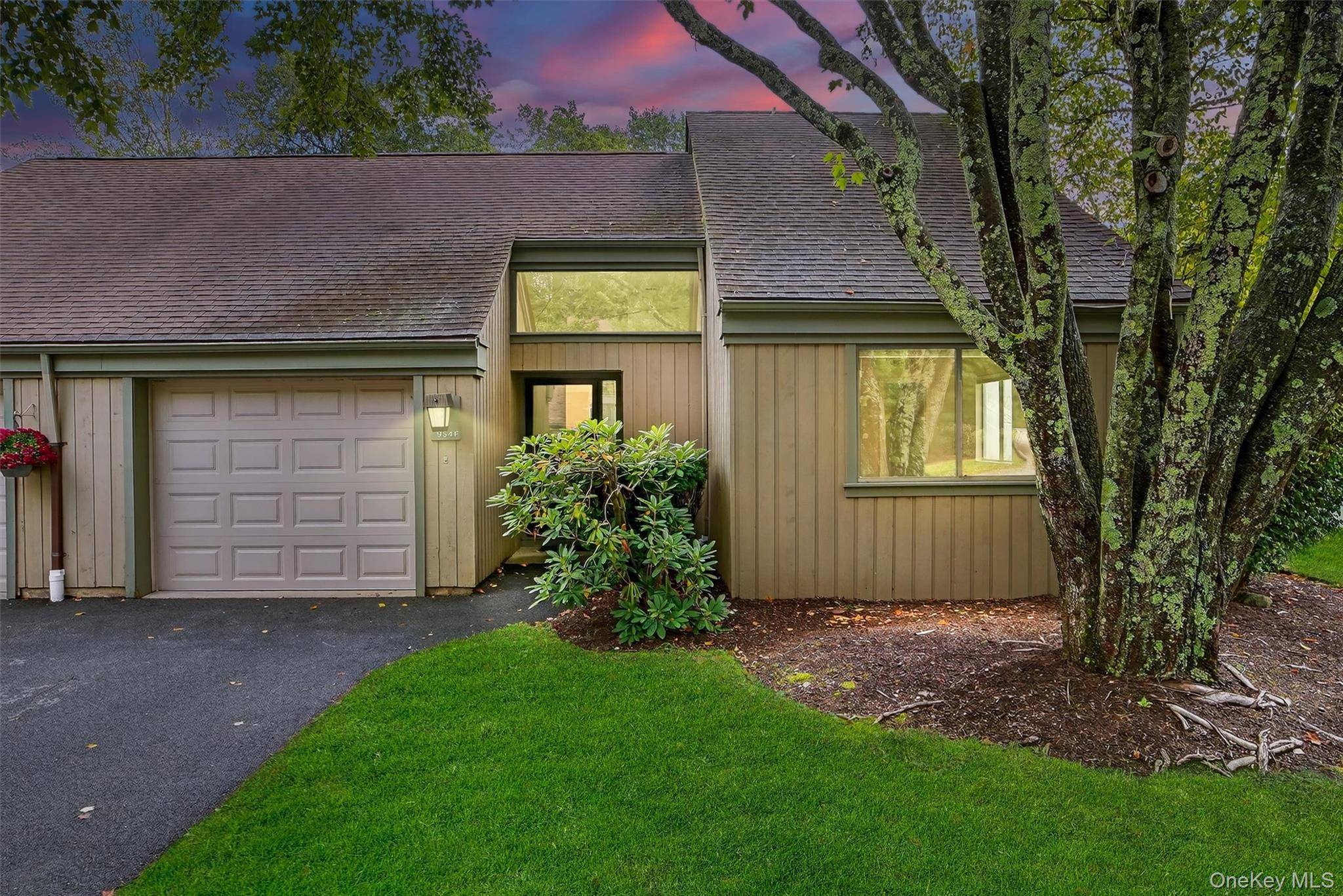 Sunny amp ; Stylish in Heritage Hills !