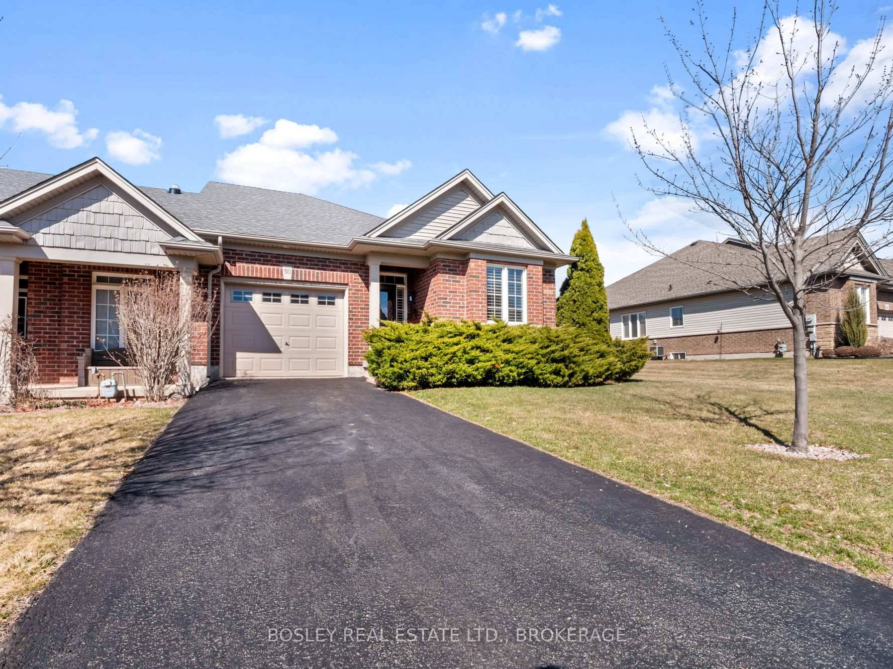 This END unit bungalow townhome is sure to impress, situated in the relaxed community of 'The Highlands'.