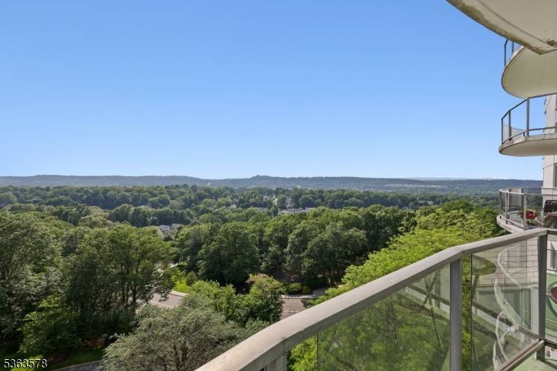 This rare gem at The Claridge House is a 1 bedroom stunner approx.