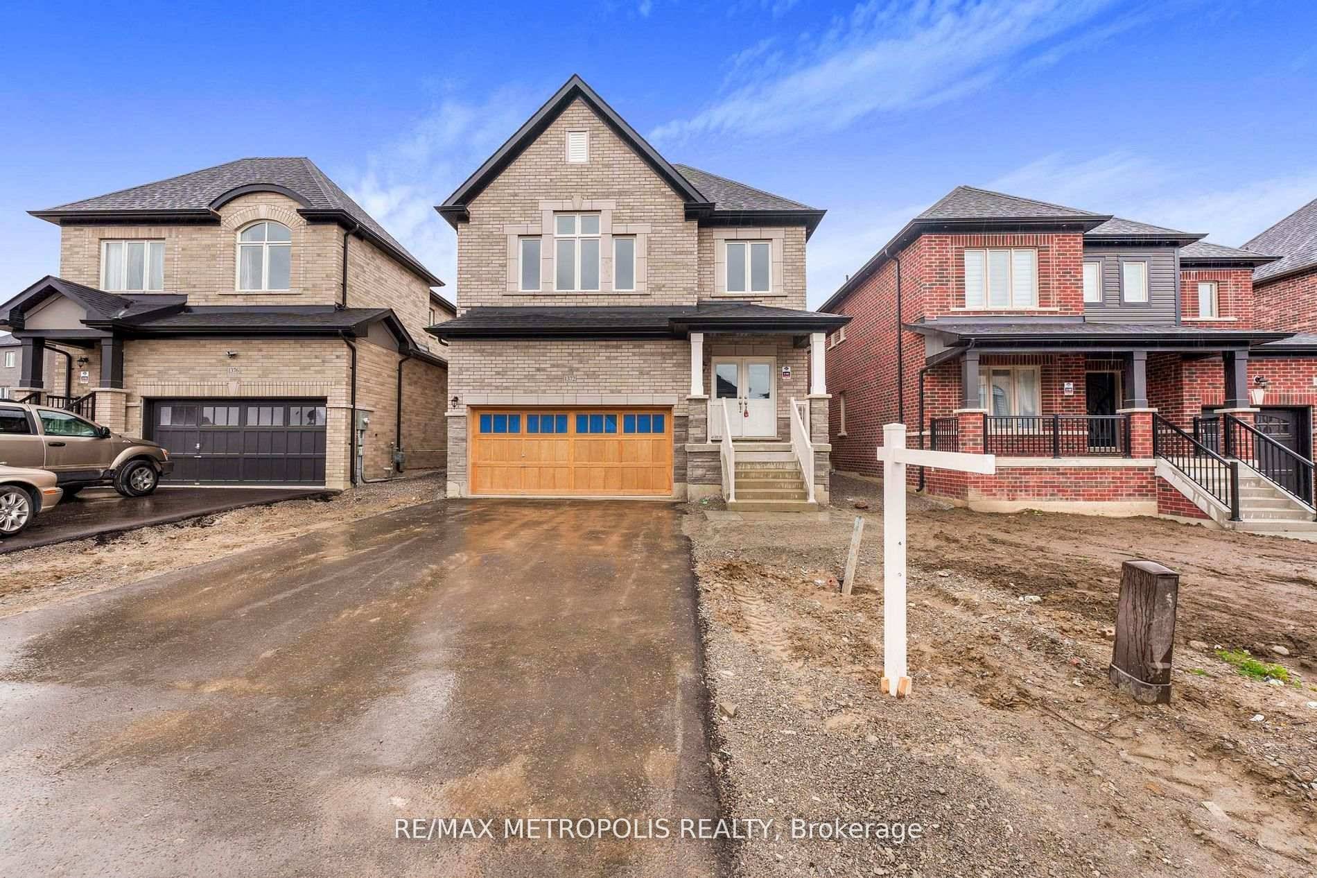 Perfect 4 Bedroom amp ; 4 Bathroom Detached Located In A Family Friendly Neighbourhood Close To Lake Simcoe, Beaches, Schools, GO Transit, HWY 400 amp ; Shops.