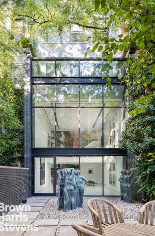 Artistically designed and thoughtfully renovated, this magnificent 22' wide townhouse is the perfect home for an impressive art collection, vibrant entertaining and quiet living.