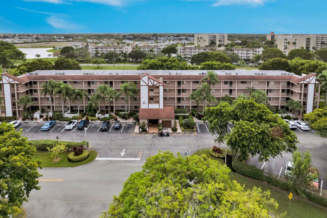 Great 1st floor condo w lake view and parking right in front of unit.