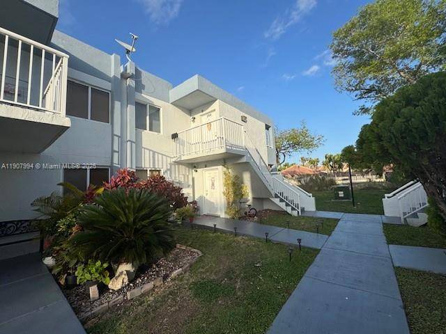 Beautiful 2 2 condo in desirable West Kendall gated community !