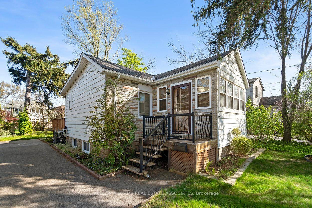 Located in the sought after community of Mineola, this delightful 2 1 bedroom home, built in 1929, is surrounded by mature trees and custom built luxury homes.