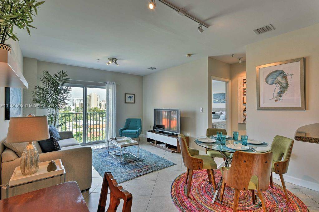 Centrally located gem between Coral Gables, Coconut Grove amp ; Brickell, this 1BR 1BA condo offers skyline views and flexible leasing, including short term rentals ideal for investment or primary ...