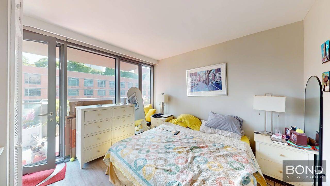 Gut renovated 2 bedroom 2 bathroom apartment with a balcony !