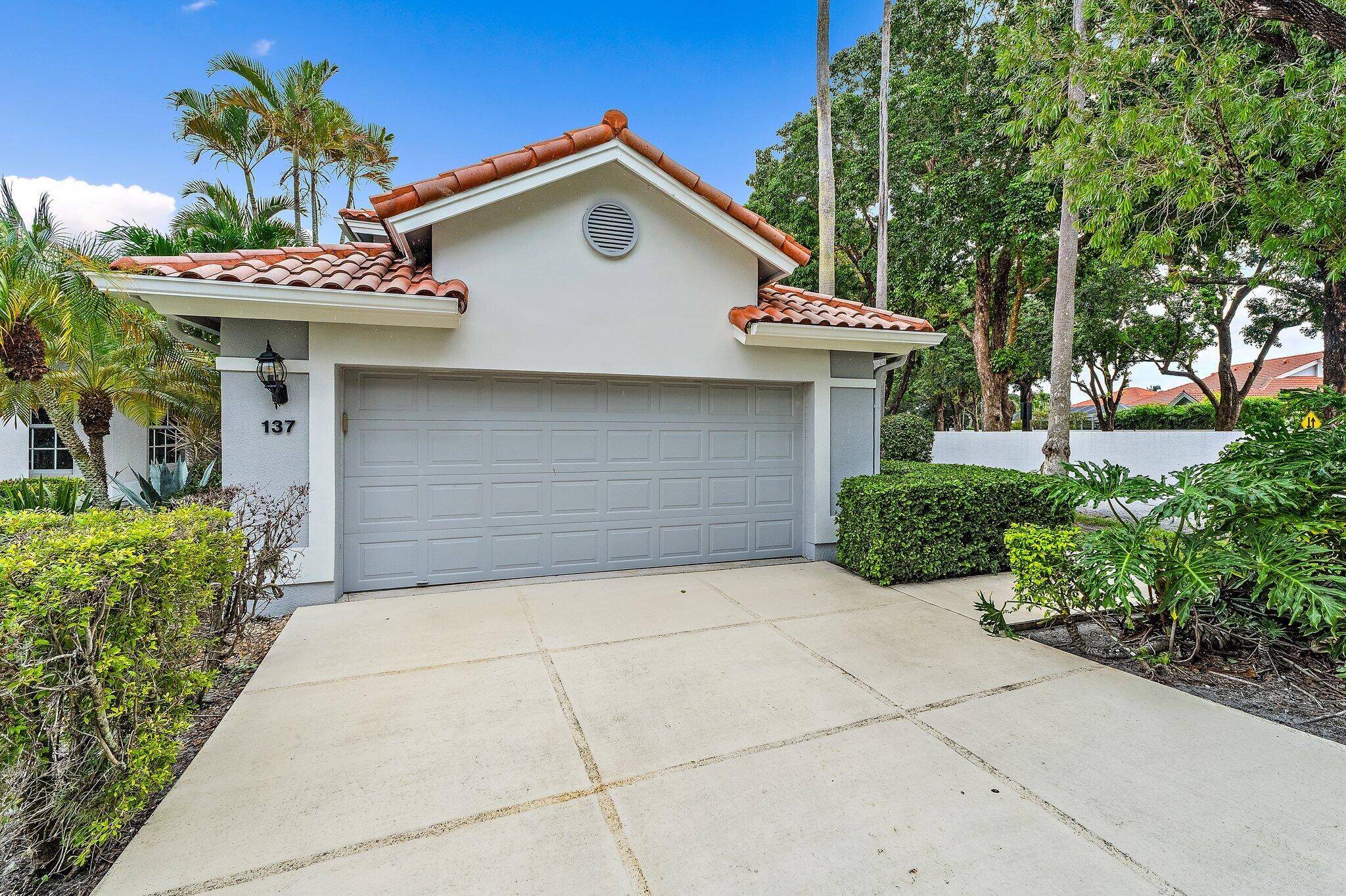 Welcome to Your Golfer's Dream Getaway at 137 Eagleton CourtDiscover the ultimate golf retreat at this beautifully updated 3 bedroom, 3 bathroom end unit, perfectly situated in a quiet cul ...